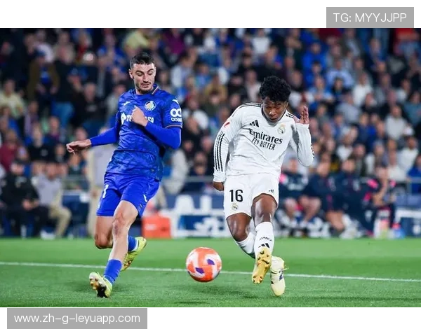 塞维利亚前锋跑位威胁与防范：破解西甲锋线的秘密武器